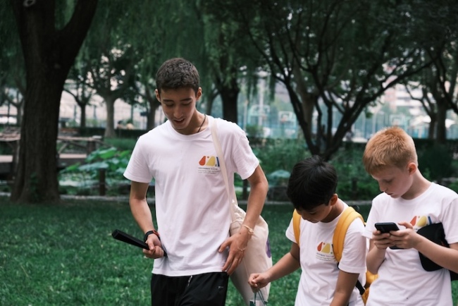 流动的包摄:大师化时间的身份融会