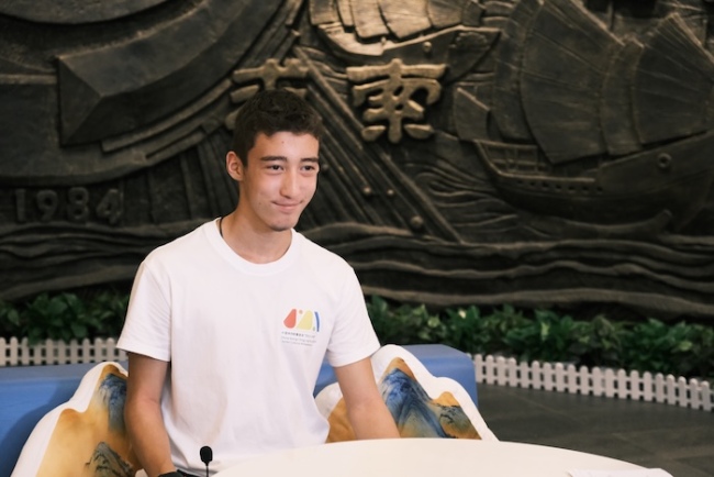 流动的包摄:大师化时间的身份融会