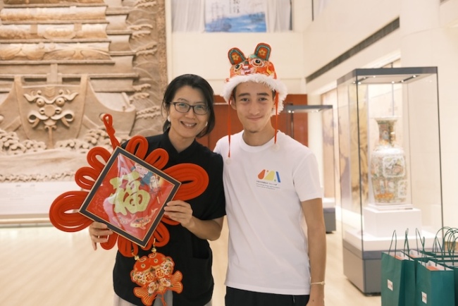 流动的包摄:大师化时间的身份融会