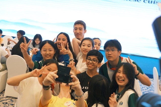 流动的包摄:大师化时间的身份融会