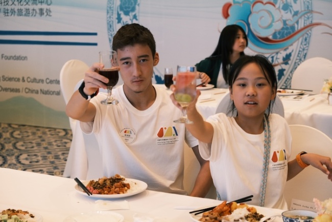 流动的包摄:大师化时间的身份融会